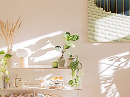 Dominantou obývacího pokoje se vstupem na balkon do ulice je velký obraz.