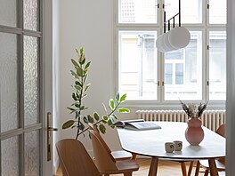 P�vodní úzké pokoje orientované do ulice jsou po prom�n� propojené �irokým...