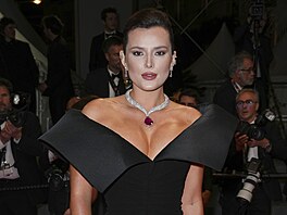 Bella Thorne v Cannes (22. kv�tna 2024)