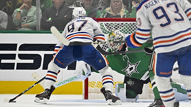 Kapitn hokejist Edmontonu Connor McDavid ped brankou Dallasu.