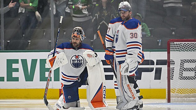 Branki Edmontonu Stuart Skinner (vlevo) a Calvin Pickard.