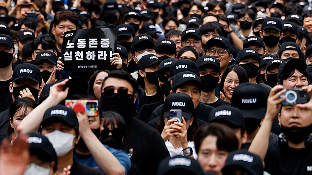 Odboráři z jihokorejské společnosti Samsung Electronics budou poprvé za více než půl století dlouhou historii firmy stávkovat. Požadují vyšší mzdy, jednodenní protest proběhne 7. června, informuje BBC. Tamější odbory mají zhruba 28 tisíc členů, to představuje více než pětinu zaměstnanců. 