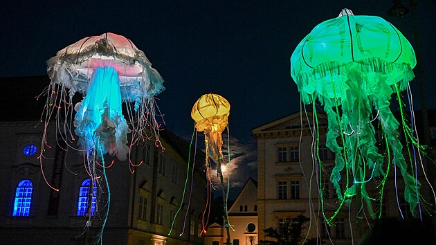 Divadeln open-air instalace Nvtvnci se svtcmi loutkami moskch ivoich a nonch tvor. Akce byla soust letonho ronku festivalu Divadeln svt, uskutenila se na Zelnm trhu v centru Brna. (22. kvtna 2024)