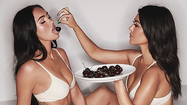 Megan Foxov a Kourtney Kardashianov pzovaly pro kampa znaky SKIMS.