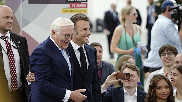 Macrona p�ijal n�mecký prezident Frank-Walter Steinmeier a spole�n� nav�tívili...