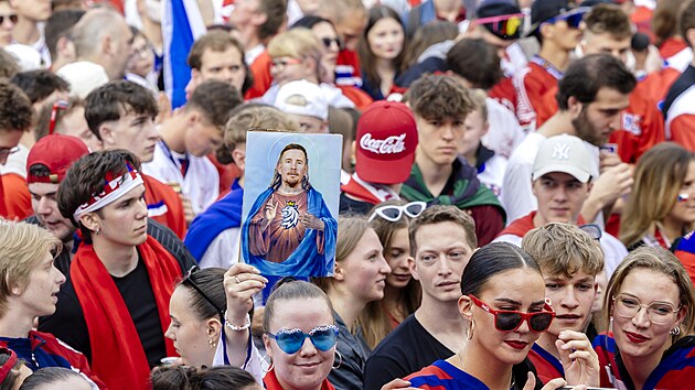 Staromstsk nmst v Praze zaplnily bhem finlovho zpasu hokejovho mistrovstv svta mezi eskem a vcarskem (2:0) tisce fanouk. (26. kvtna 2024)