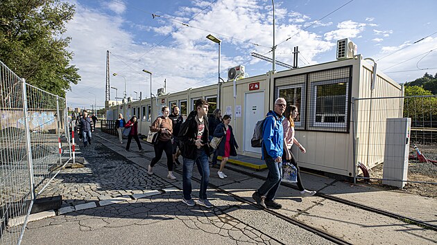 V Brn zaala demolice ndran budovy v Krlov Poli. Cestujc mus bhem n na vlak po doasn cest, v provizoriu je i ekrna a pokladny. (20. kvtna 2024)