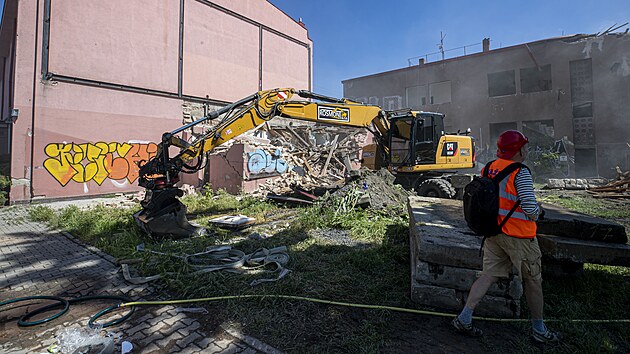 V Brn zaala demolice ndran budovy v Krlov Poli. Cestujc mus bhem n na vlak po doasn cest, v provizoriu je i ekrna a pokladny. (20. kvtna 2024)