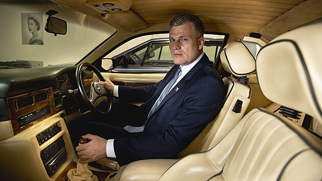 Ldr Motorist Filip Turek vlastn 15 vetern. Na snmku sed ve voze Aston Martin Virage 1988. (22. kvtna 2024).