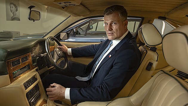 Ldr Motorist Filip Turek vlastn 15 vetern. Na snmku sed ve voze Aston Martin Virage 1988. (22. kvtna 2024)