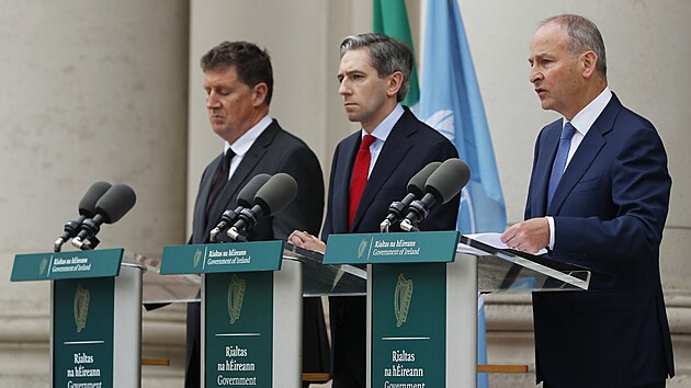 Ti pedstavitelé irské vlády (zleva), ministr Eamon Ryan, premiér Simon Harris...