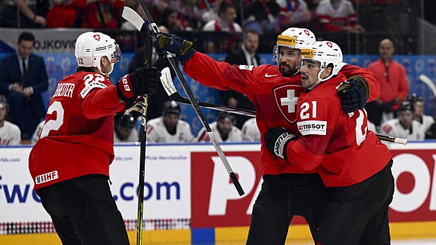 �výca�i Nino Niederreiter, Roman Josi a Kevin Fiala slaví gól proti Kanad�.