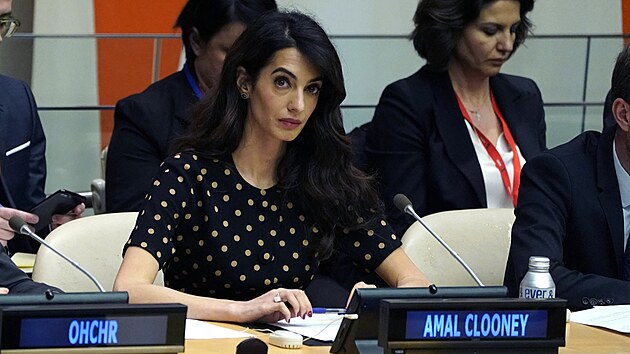 Amal Clooneyov se v New Yorku astn neformlnho setkn len Rady bezpenosti OSN. (27. dubna 2022)
