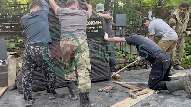 Na hbitov v Petrohradu nainstalovali bronzovou sochu zesnulho fa Wagnerova uskupen Jevgenije Prigoina. (29. kvtna 2024)
