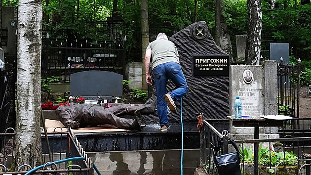 Na hbitov v Petrohradu nainstalovali bronzovou sochu zesnulho fa Wagnerova uskupen Jevgenije Prigoina. (29. kvtna 2024)