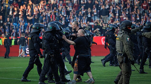 Fotbalov fanouci proti policistm. Konflikt po finle eskho pohru mezi...