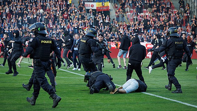 Policist se sna zastavit fanouky, kte po konci eskho fotbalovho pohru vtrhli na hit.