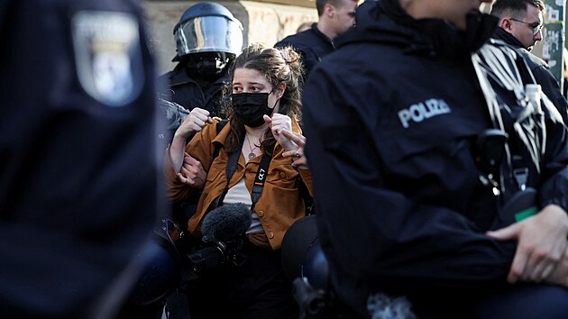 Studenti protestovali v kampusu Humboldtsk univerzity v Berln, demonstraci za Palestinu a ukonen vlky v Psmu Gazy musela rozpustit policie. (23. kvtna 2024)