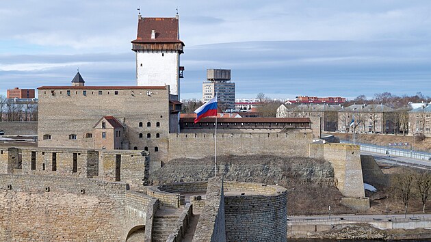 Pevnost Hermann na estonsk stran eky Narva na rusko-estonsk hranici.