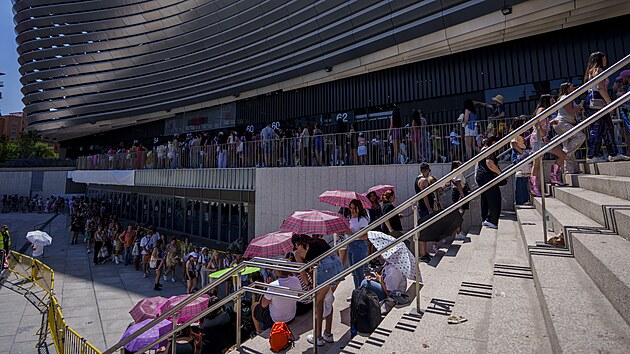 Fanou�ci p�ich�zej� na madridsk� koncert Taylor Swift na stadionu Santiaga Bernab�ua, kde hraje sv� dom�c� z�pasy i fotbalov� Real Madrid. (29. kv�tna 2024)