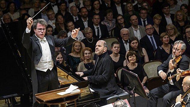 Dirigent Jakub Hra na Praskm jaru 2024 dil Orchestra dellAccademia di Santa Cecilia. Jako slista vystoupil pianista Kirill Gerstein.