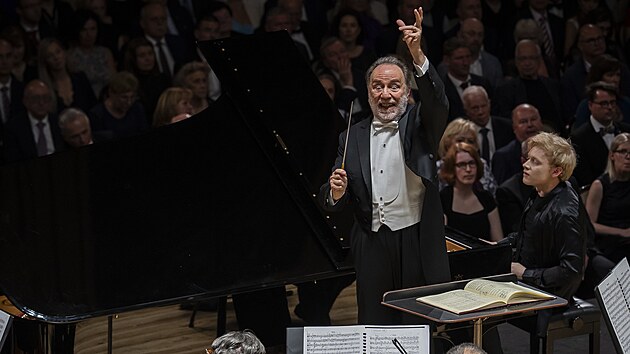 Dirigent Riccardo Chailly, pianista Alexandr Malofejev a Filarmonica della Scala vystoupili na praskojarnm koncert v Obecnm dom.