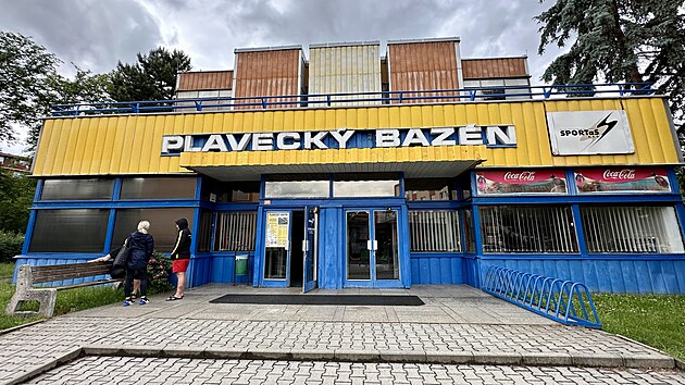 Budova stvajcho plaveckho baznu v centru Litvnova. Nejlep roky u m dvno za sebou. V budoucnu m bt zbourna. (kvten 2024)