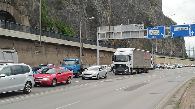 Oba jzdn pruhy steck Pstavn ulice ve smru od Dna, na kterou se napojuje ulice Dransk ve smru z Krsnho Bezna, jsou v rannch pikch zacpan. (23. kvtna 2024)