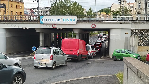 Oba jzdn pruhy steck Pstavn ulice ve smru od Dna, na kterou se napojuje ulice Dransk ve smru z Krsnho Bezna, jsou v rannch pikch zacpan. Stejn situace jako od Dna je i ve smru z mstsk sti Stekov.  (23. kvtna 2024)