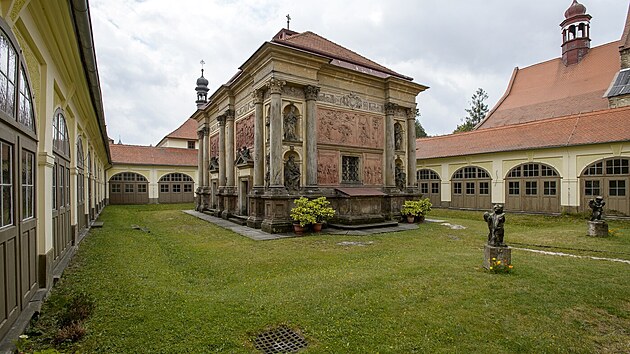 Loret�nsk� kaple Panny Marie (uprost�ed) a ambit v Rumburku