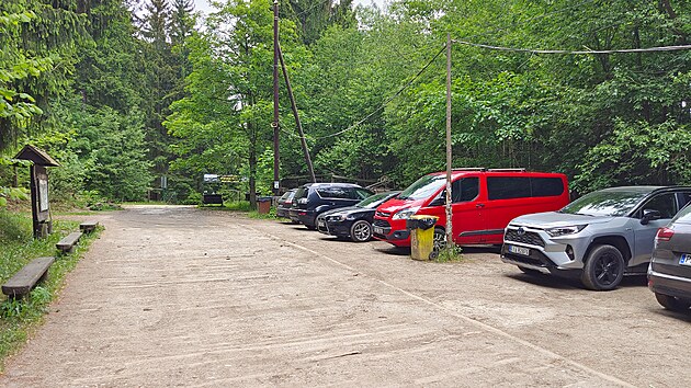 Parkovi�t� je zdarma. Kdy� je m�lo lid�, dojedete t�m�� ke vstupu. Akor�t pozor na vymletou cestu. N�zk� auta �asto drhnou spoilery o polo�en� zpev�uj�c� kulatiny.