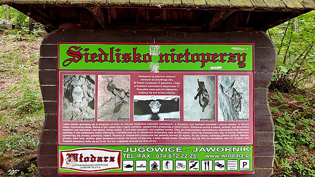 Jedna z nau�n�ch cedul� cestou k pokladn�. Tady se dozv�te, co v m�stn�ch �tol�ch �ije. Jinde jsou mapky komplexu a dobov� fotografie.