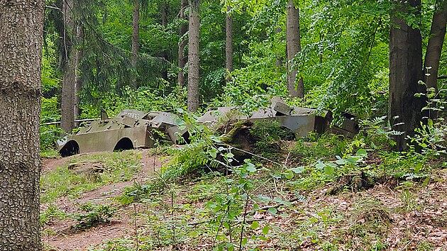 V okol� najdete odstaven� vraky vojensk� techniky.