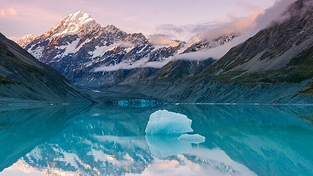 Majest�tn� Mount Cook je s v��kou 3 724 metr� nejvy��� horou Nov�ho Z�landu.