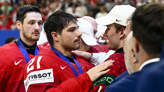 Zklamaný �výcarský úto�ník Kevin Fiala (21) se po prohraném finále zdraví s...