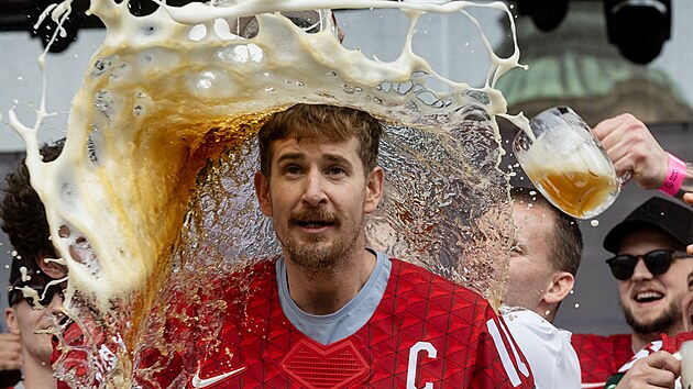 Oslavy zisku titulu mistr� sv�ta v ledn�m hokeji na Starom�stsk�m n�m�st� v Praze. Kapit�n Roman �ervenka. (27. kv�tna 2024)