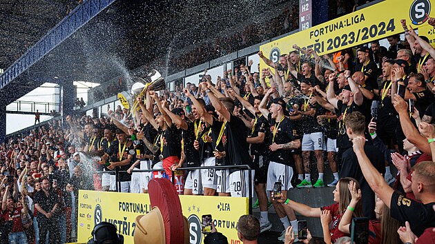 Fotbalist� Sparty slav� zisk ligov�ho titulu. (26. kv�tna 2024)