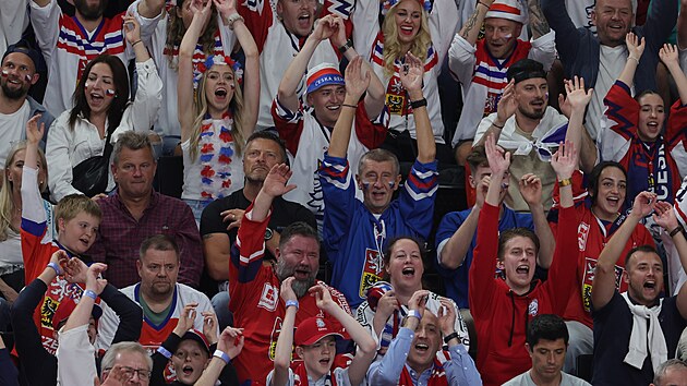 Fanouci na finle MS v hokeji vcarsko - esko. Na snmku fand Andrej Babi (ANO). (26. kvtna 2024)