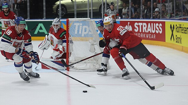 Fin�le MS v hokeji �v�carsko - �esko. Luk� Dost�l a Ond�ej Pal�t v akci. (26. kv�tna 2024)