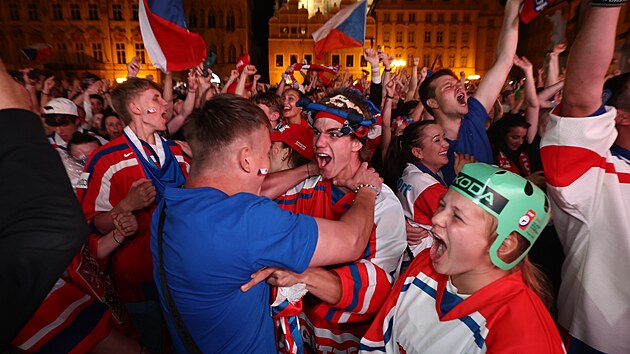 Fanouci slaví zlato po finále MS v hokeji na Staromstském námstí. (26....