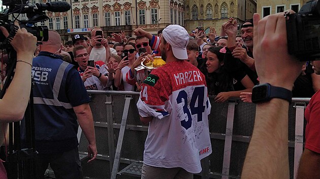 Petr Mrzek bhem oslav na Staromstskm nmst pinesl pohr mezi fanouky.