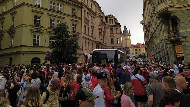 Fanouci zablokovali autobus pi cest ze Staromstskho nmst.