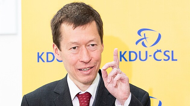 Tlumoník a pekladatel Hayato Okamura kandiduje v senátních volbách za KDU-SL.