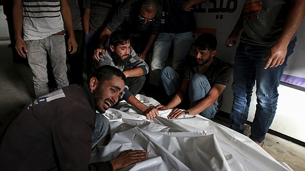 N�sledky izraelsk�ho �deru na palestinsk� uprchlick� t�bor pobl� Raf�hu na jihu P�sma Gazy. (27. ��jna 2024)
