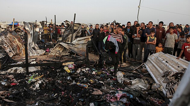 Následky izraelského úderu na palestinský uprchlický tábor poblí Rafáhu na...