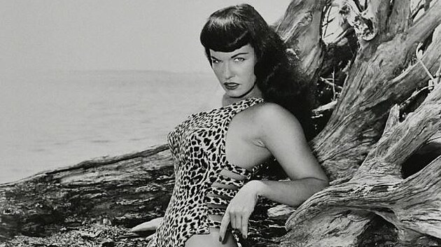 Pin-up modelka Bettie Pageov vyfocen znmou fotografkou Bunny Yeagerovou. Ta sama zanala jako pin-up modelka.