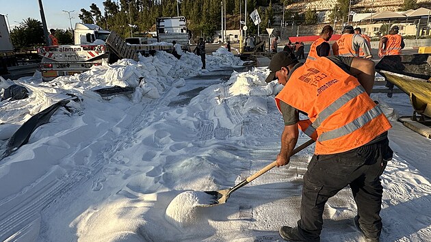 Izraelt osadnci blokuj humanitrn pomoc do Psma Gazy. Na kontrolnm stanoviti Tarkumija u Hebronu vyhzeli pomoc z nkladnch voz. (13. kvtna 2024)
