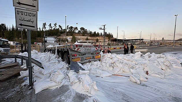 Izraelt osadnci blokuj humanitrn pomoc do Psma Gazy. Na kontrolnm stanoviti Tarkumija u Hebronu vyhzeli pomoc z nkladnch voz. (13. kvtna 2024)