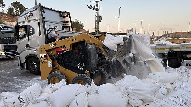 Izraelt osadnci blokuj humanitrn pomoc do Psma Gazy. Na kontrolnm stanoviti Tarkumija u Hebronu vyhzeli pomoc z nkladnch voz. (13. kvtna 2024)