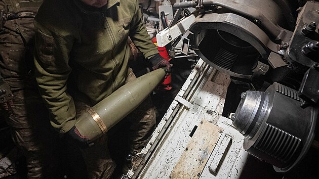 Pslunk ukrajinsk 92. samostatn ton brigdy obsluhuje samohybnou houfnici M109 u msta Vovansk v Charkovsk oblasti. (19. kvtna 2024)